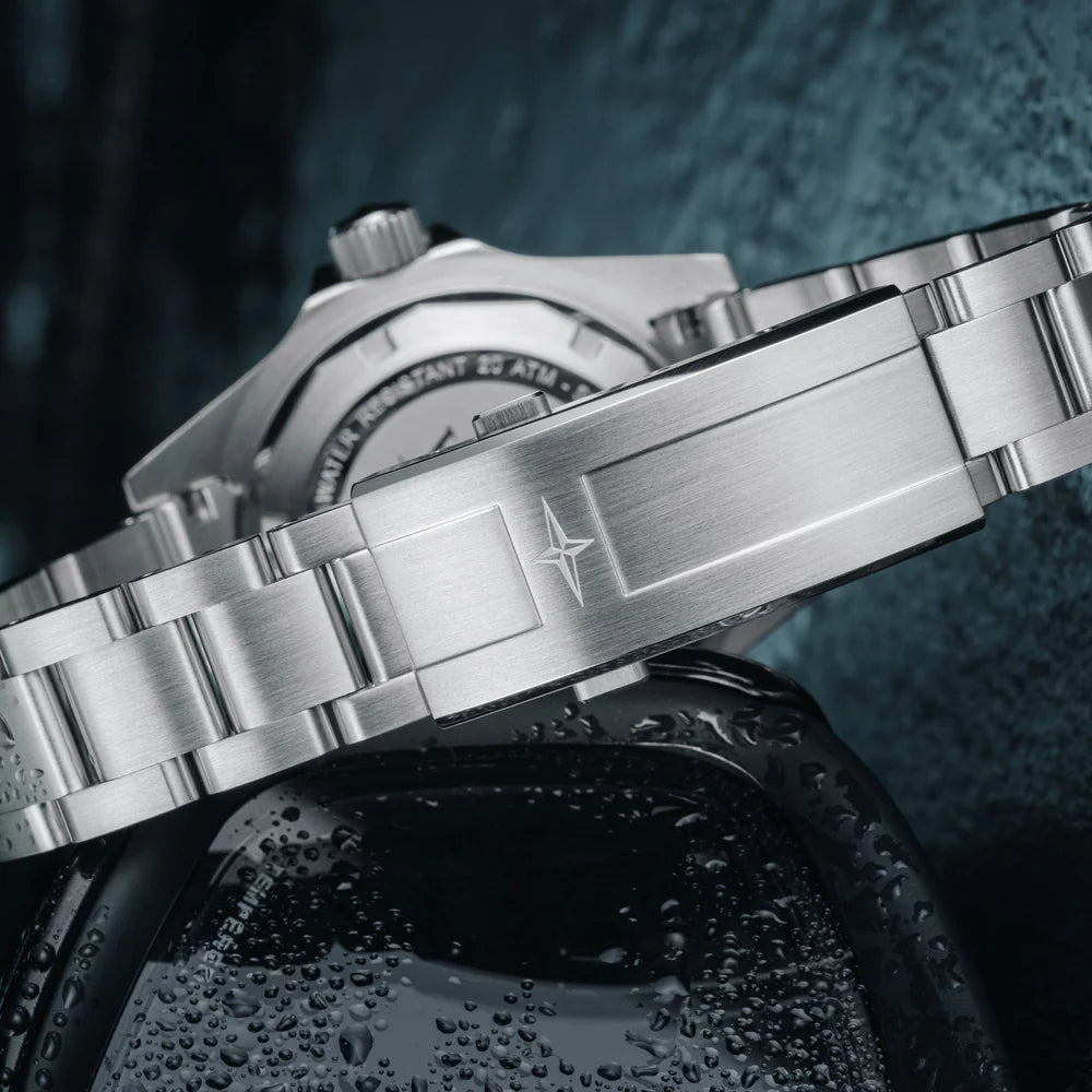 davosa-ternos-diver-watch-16155050-loupe