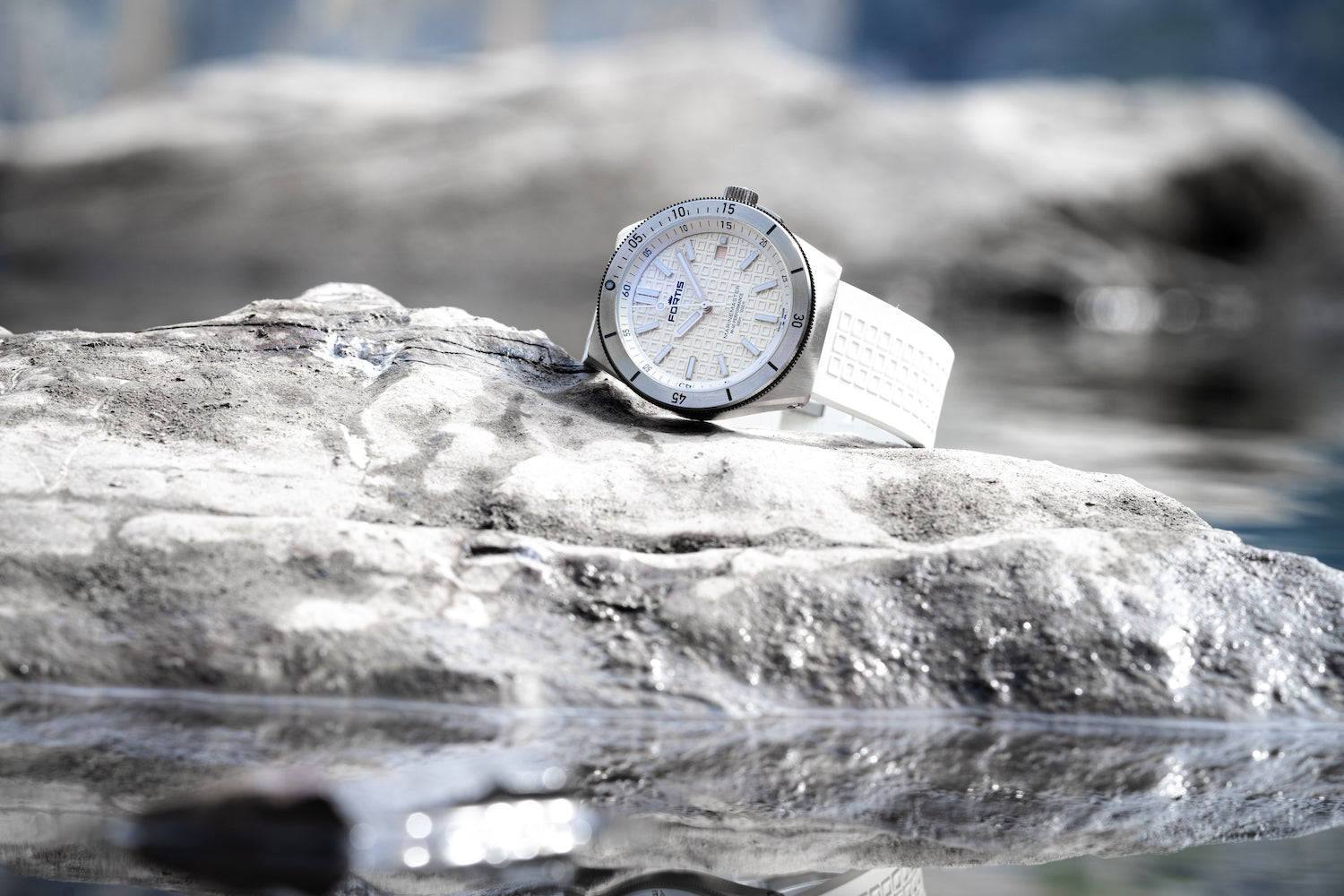 Fortis Marinemaster M-40 Snow White Watch F8120009 Image 11