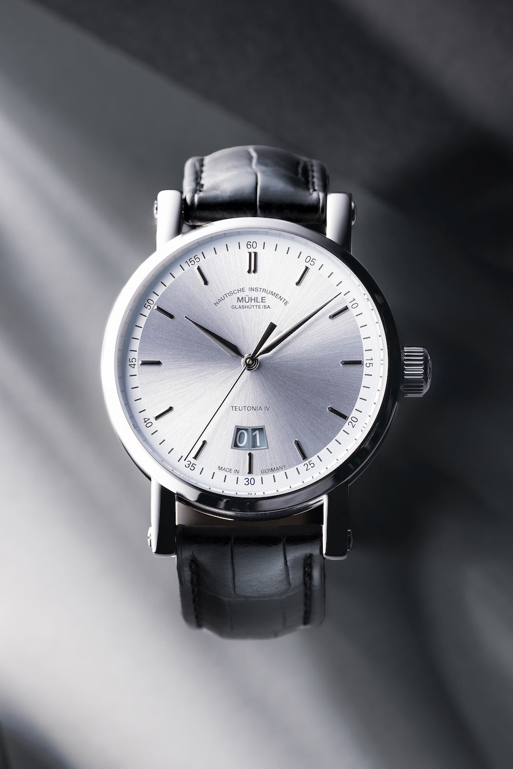 Muhle Glashutte Teutonia IV Big Date Limited Edition Watch M1-44-72-1994-LB Image 6