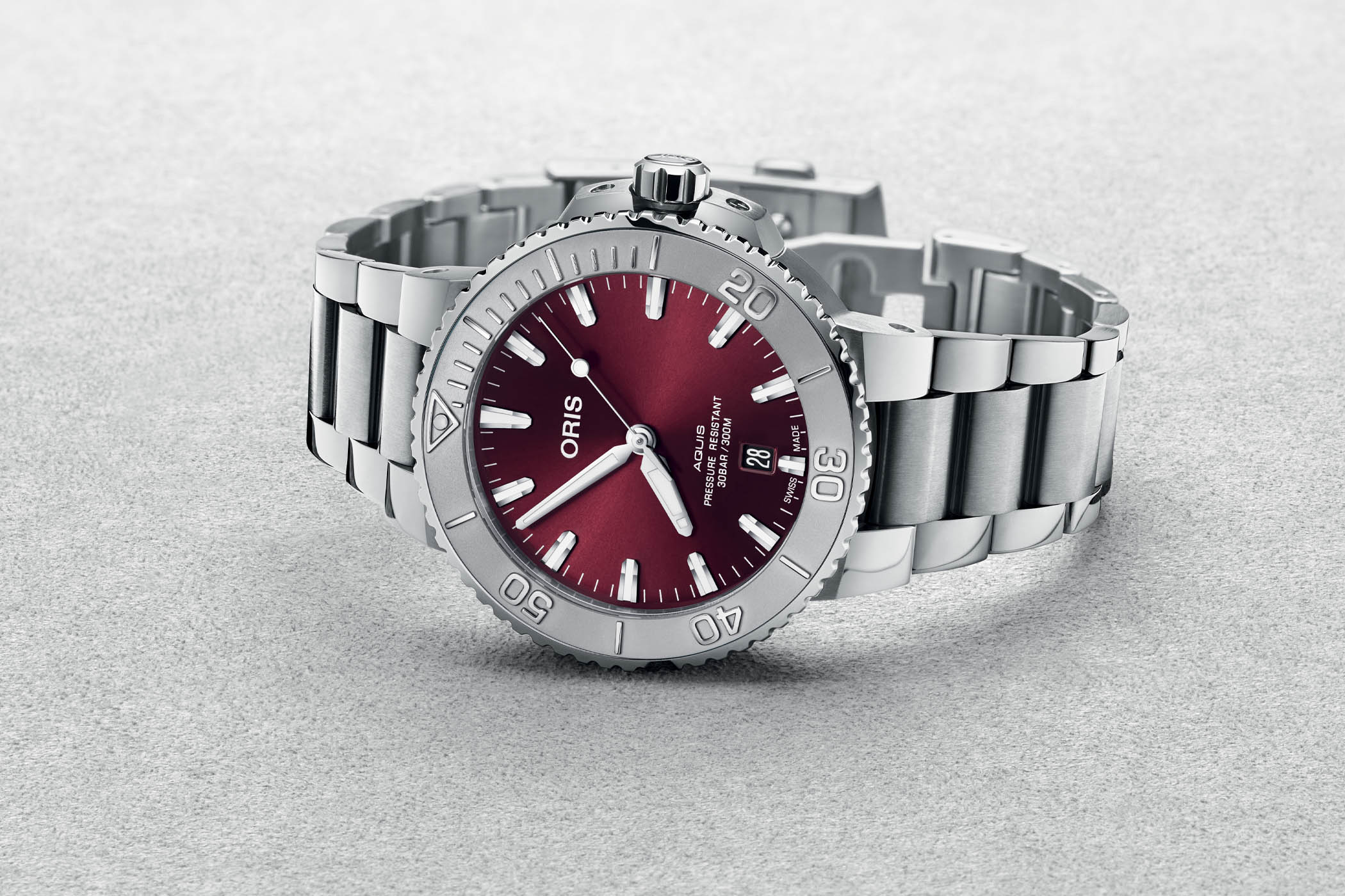 Oris Aquis Date Sunray Cherry Red 43.5 Bracelet 01 733 7730 4158-07 8 24 05PEB Image 3
