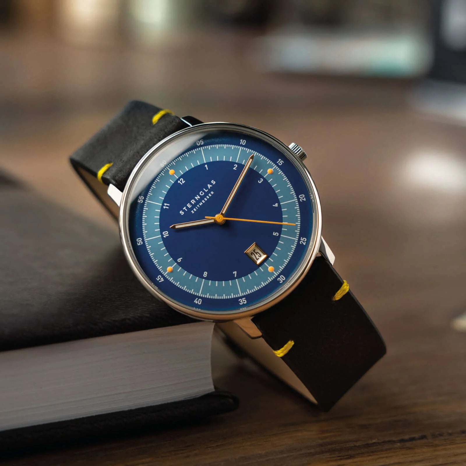 sternglas-hamburg-edition-1911-dark-blue-silver-neo-yellow-watch-s01-ht06-vi22-image