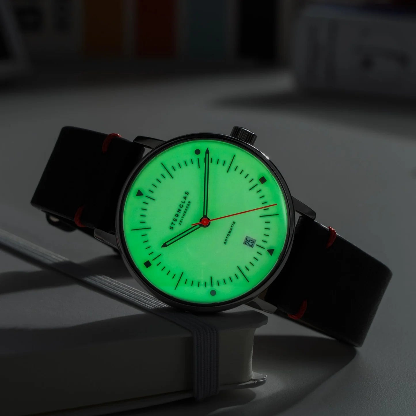 sternglas-naos-edition-bauhaus-x-red-watch-s02-nai24-vi29-image