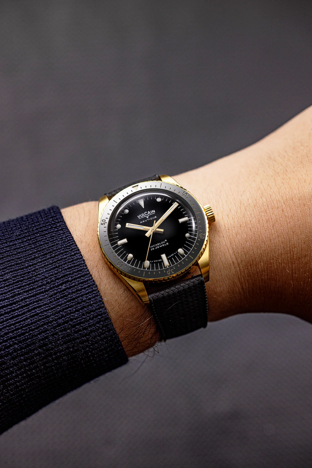 Vulcain Skindiver Nautique Gold Black Watch 661170A07.BAC201 Image 2