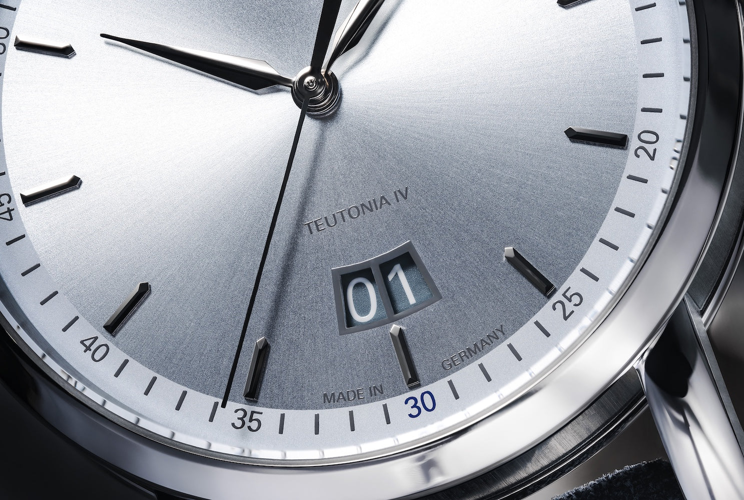Muhle Glashutte Teutonia IV Big Date Limited Edition Watch M1-44-72-1994-LB Image 4