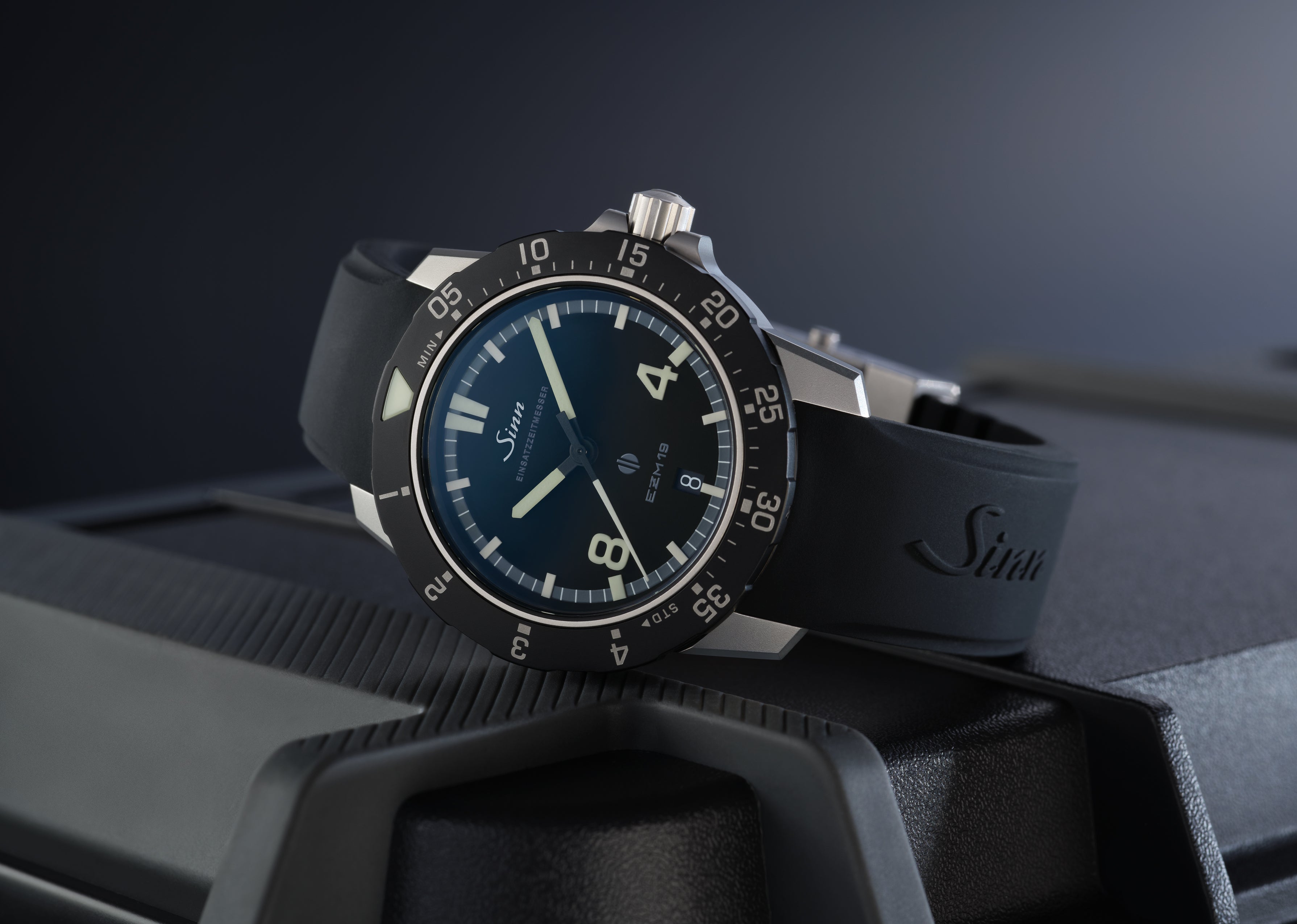 sinn-ezm-19-watch-119-010-black-silicone-integrated
