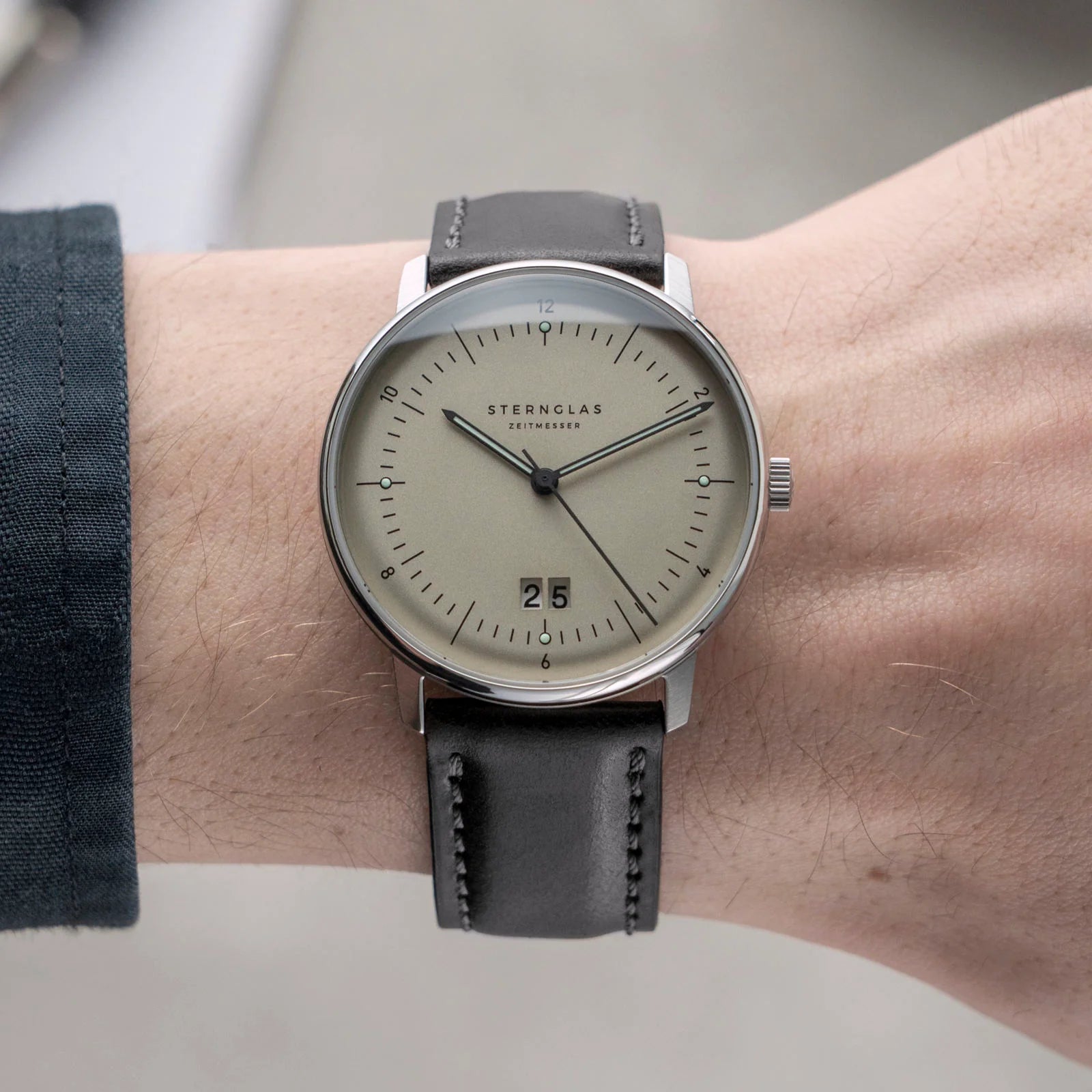sternglas-naos-38mm-quartz-big-date-watch-s01-nag26-br02-image1