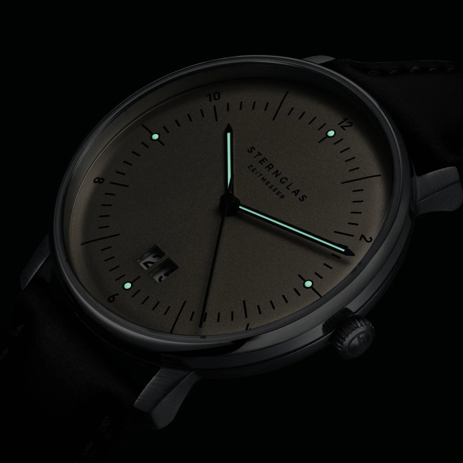 sternglas-naos-38mm-quartz-big-date-watch-s01-nag26-br02-image5