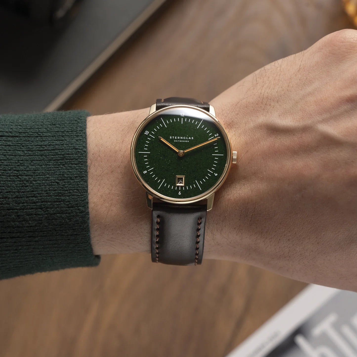 sternglas-naos-edition-aventurin-dark-green-gold-dunkelbraun-watch-s01-nan41-br01-image
